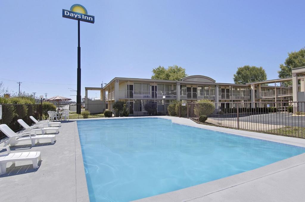 Days Inn by Wyndham Hurricane Mills photo