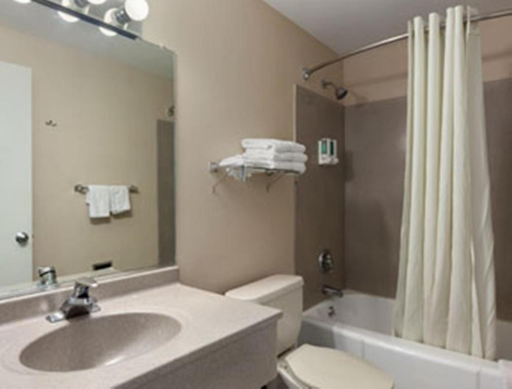 Super 8 By Wyndham Chicago - Rosemont - O'Hare photo