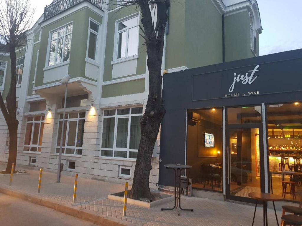 JUST rooms &amp; wine — Hotel in Varna