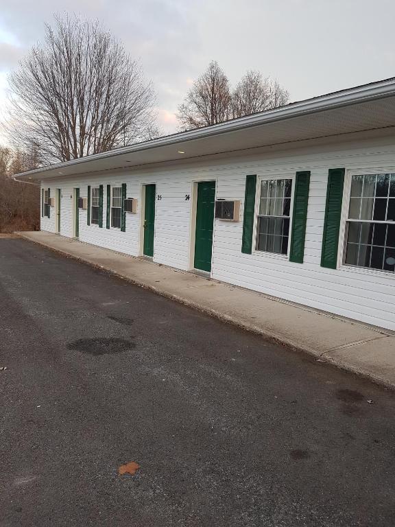 Covered Bridge Inn & Suites photo