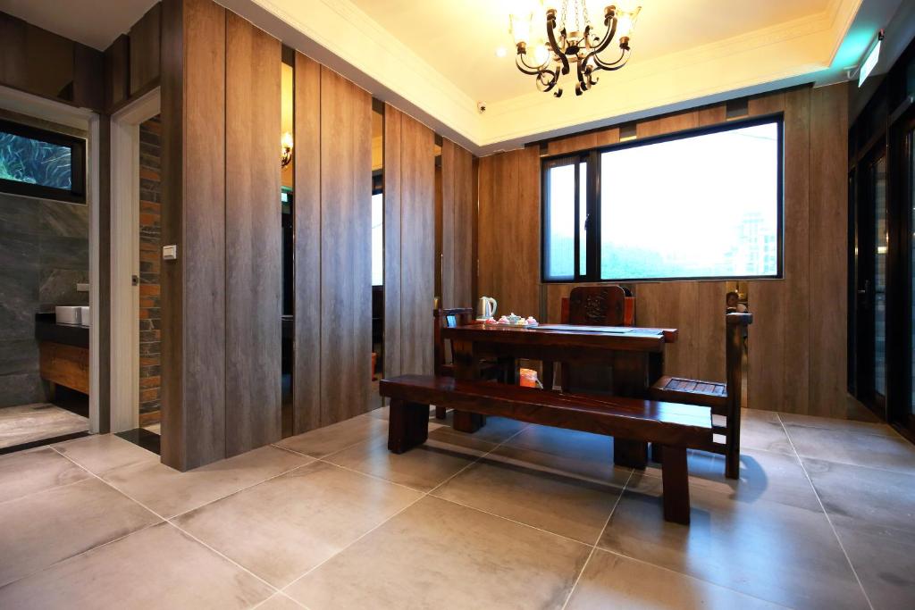 Shared lounge/TV area