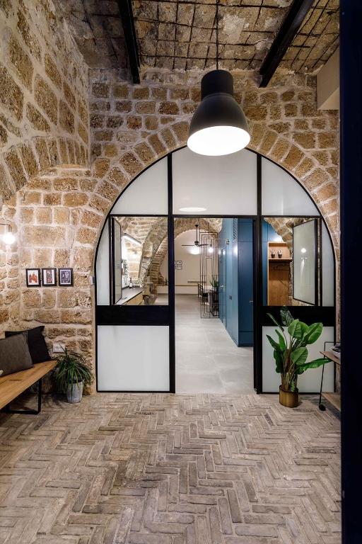 Facilities, Melisende in Acre