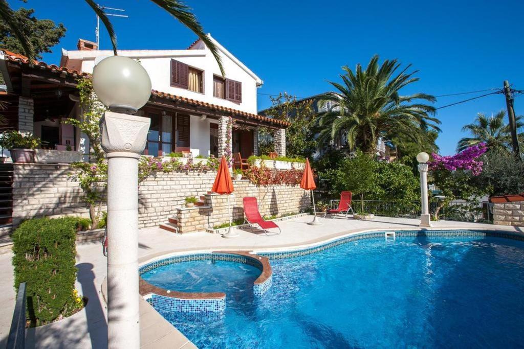 Holiday Home Bugenvilija — Hotel in Seget Vranjica