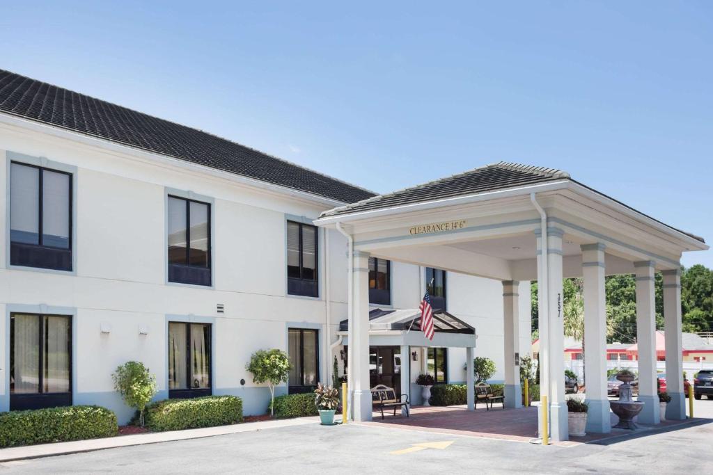 Baymont by Wyndham Savannah/Garden City photo