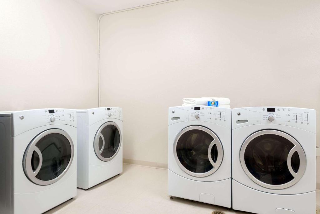 Baymont By Wyndham Denver International Airport Photo 14