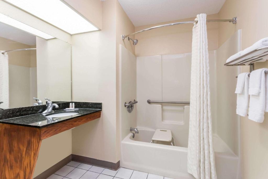 Baymont by Wyndham Waycross - img