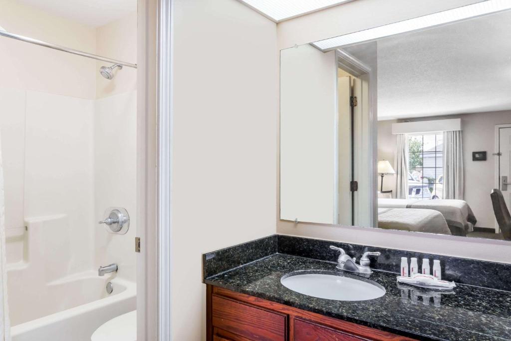 Baymont by Wyndham Waycross - Facilities image