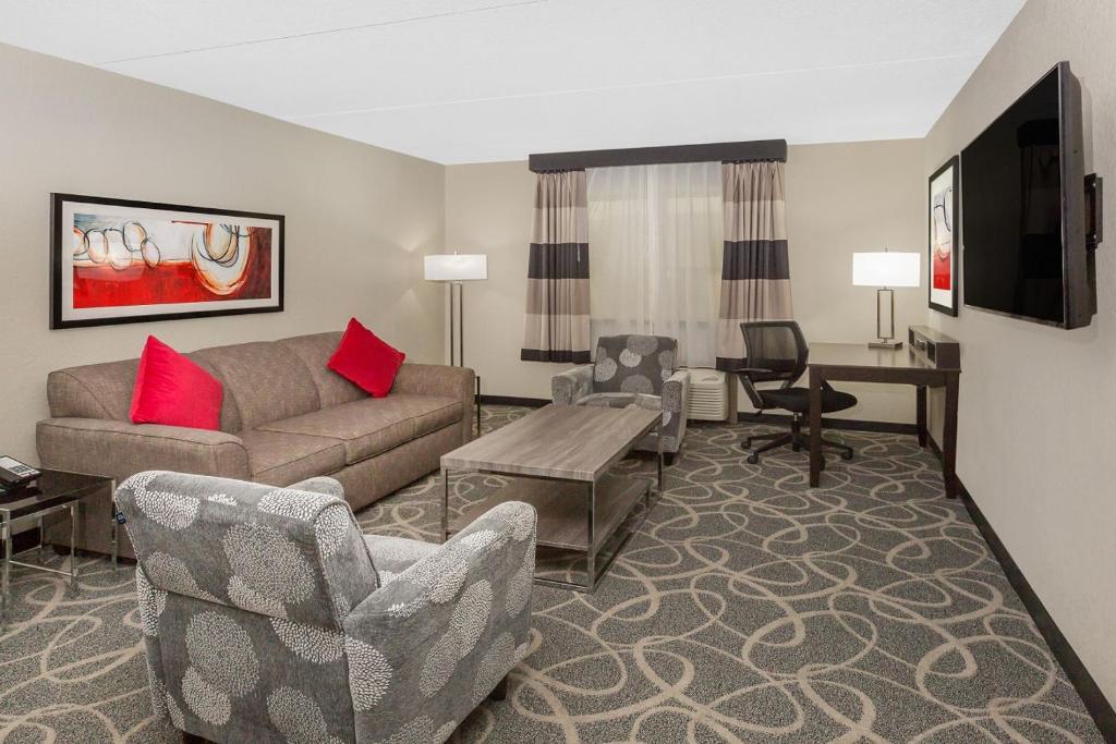 Ramada by Wyndham Des Moines Airport photo