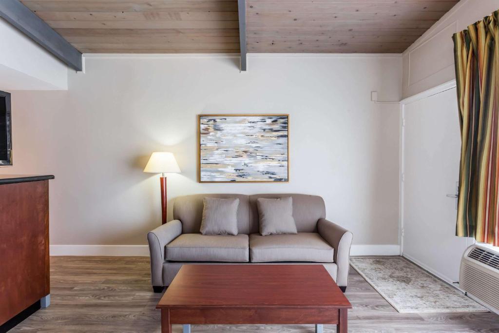 Popular attractions Area Nearby Property