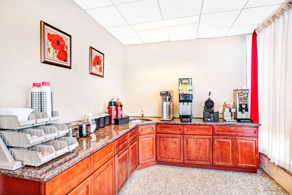 Ramada By Wyndham Rockaway Photo 17