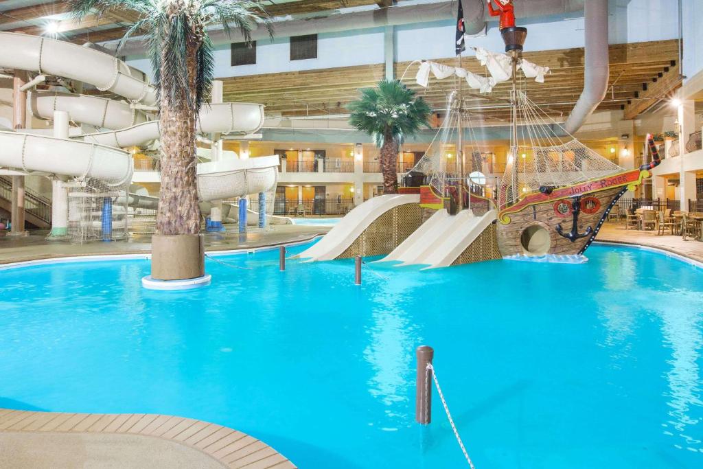 Ramada Tropics Resort & Conf Center by Wyndham Des Moines