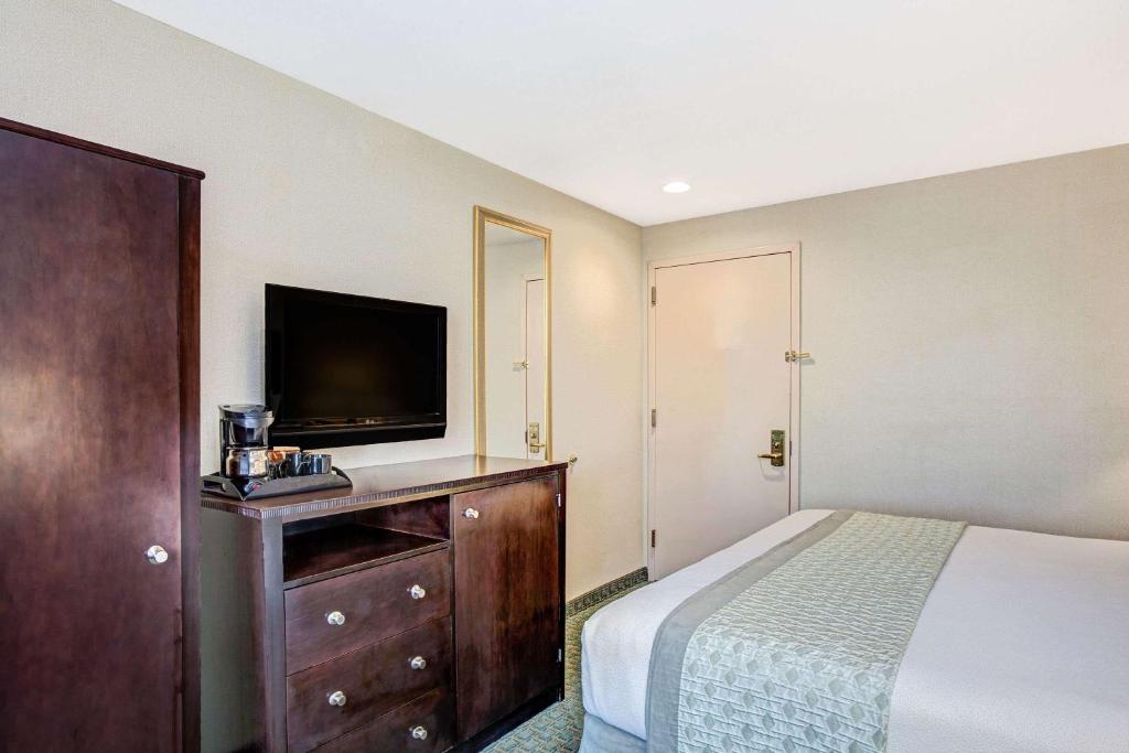 Ramada By Wyndham Jamaica/queens Photo 13