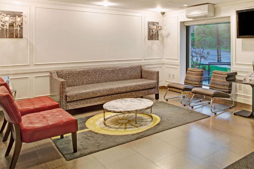 Ramada by Wyndham Staten Island — Hotel in New York (NY)