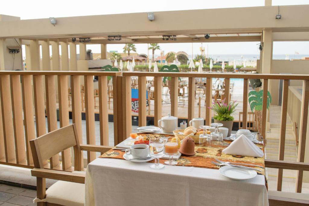 Oasis Salinas Sea — Restaurant & bars in Santa Maria