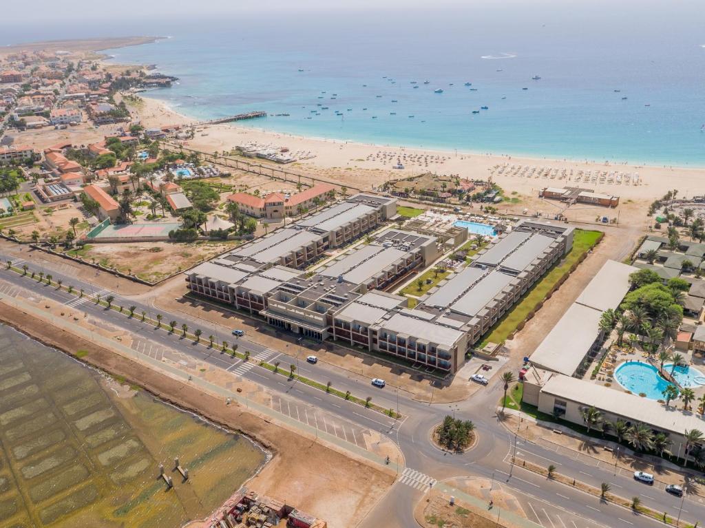 Oasis Salinas Sea — Hotel building in Santa Maria