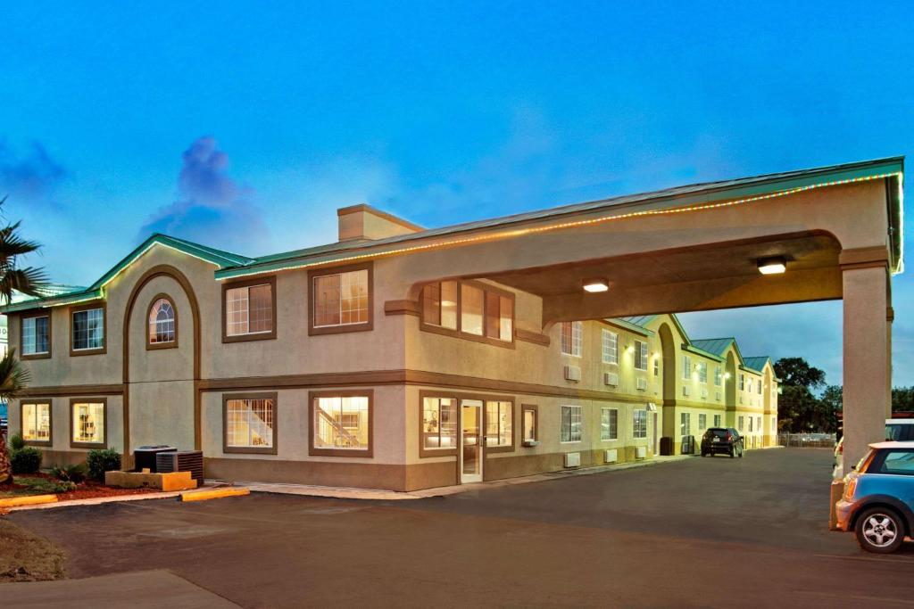 Days Inn by Wyndham San Antonio Airport photo