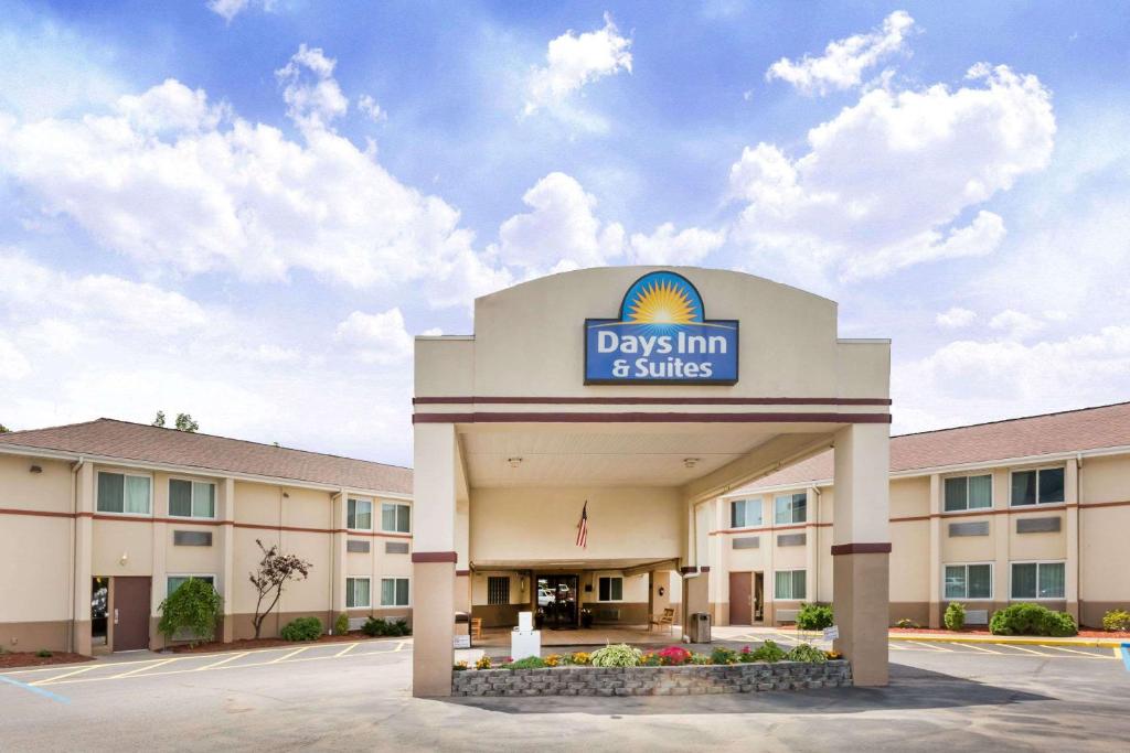 Days Inn & Suites by Wyndham Bridgeport - Clarksburg, Bridgeport