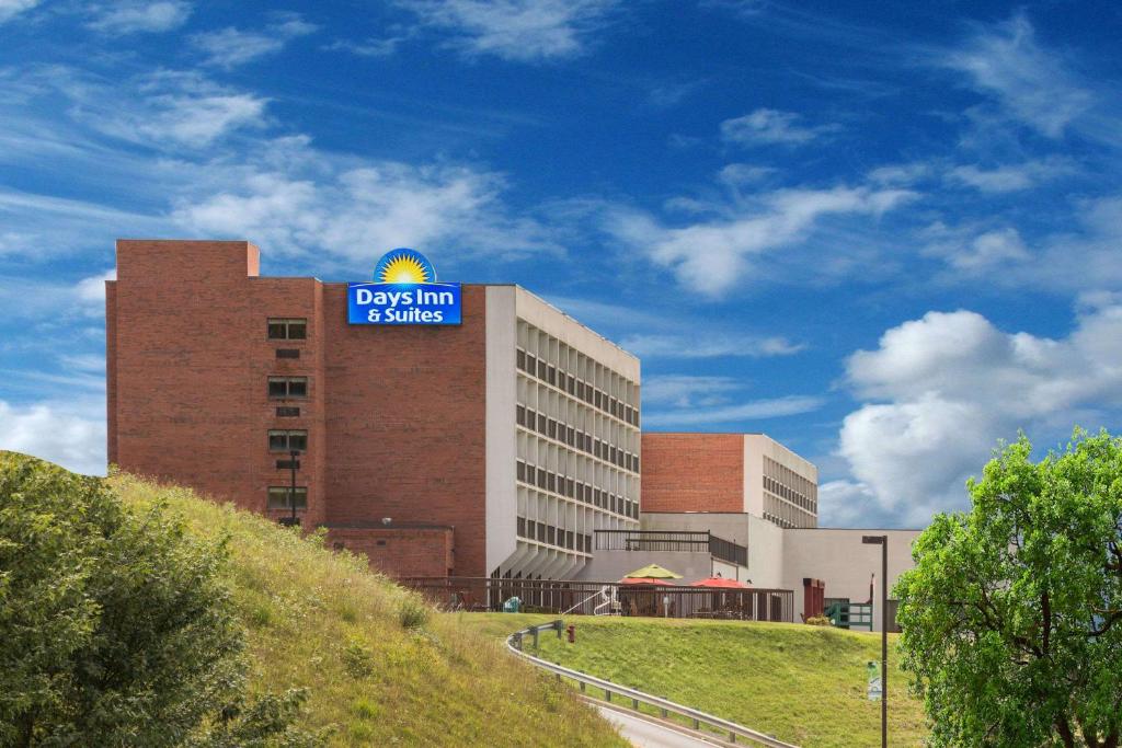 Days Inn & Suites by Wyndham Sutton Flatwoods photo