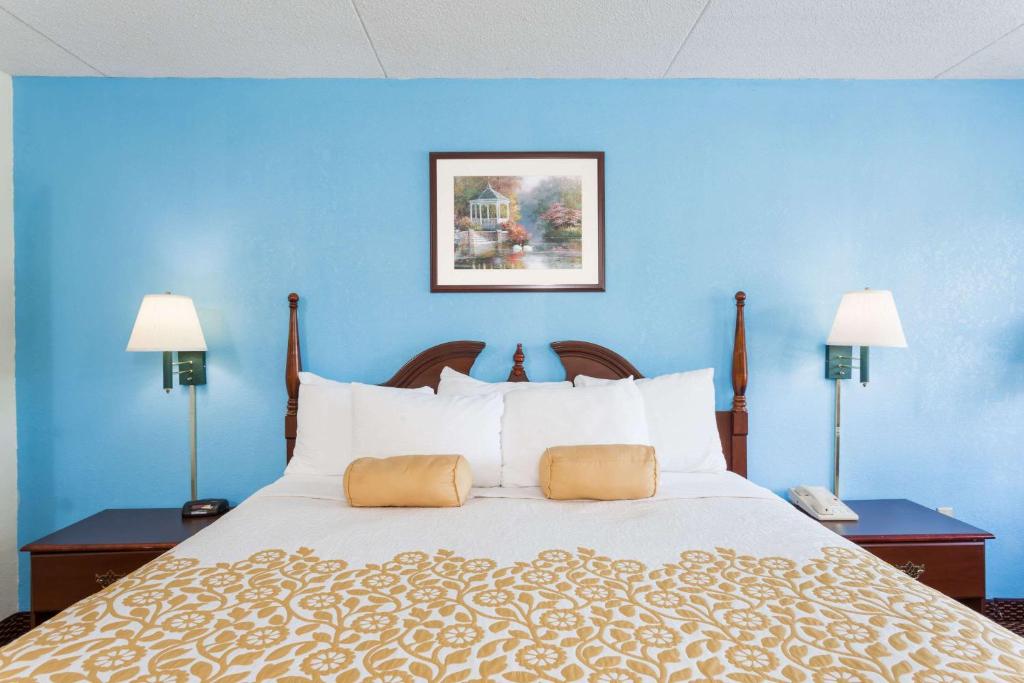 Days Inn By Wyndham Jonesville Photo 17