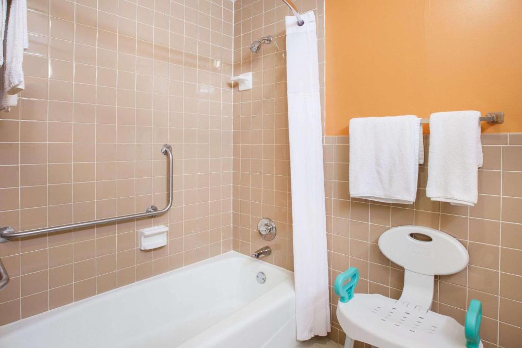 Days Inn By Wyndham Alma Photo 13