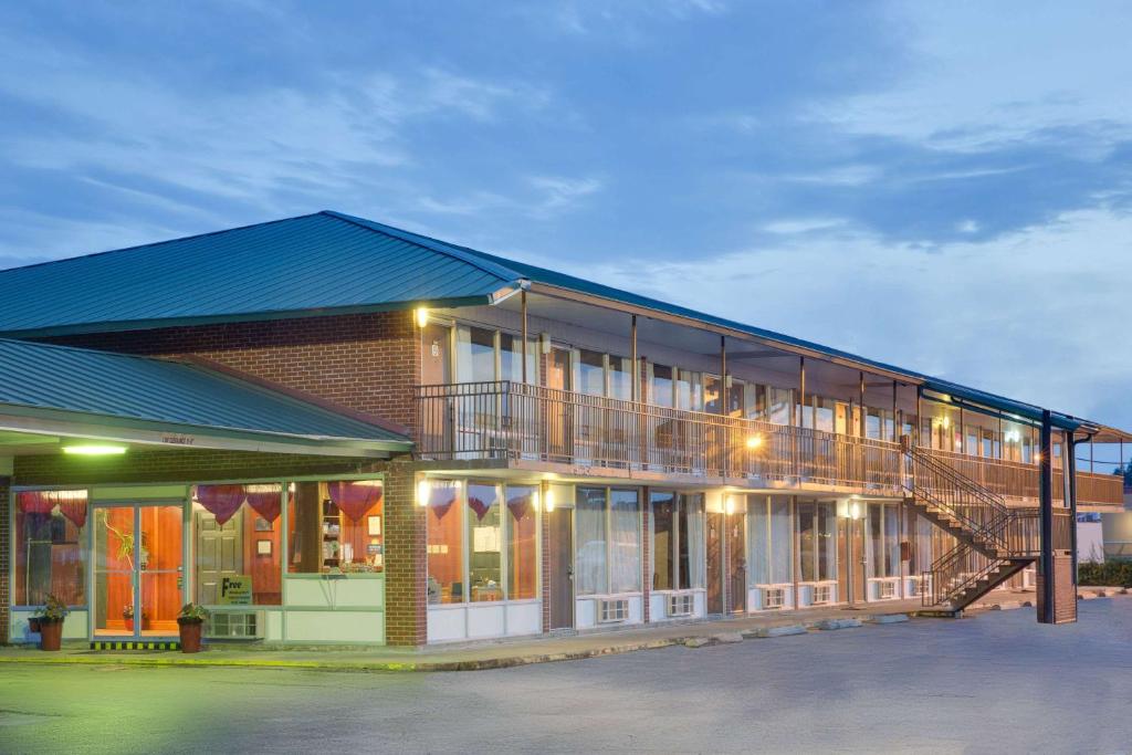 Days Inn by Wyndham Newport photo