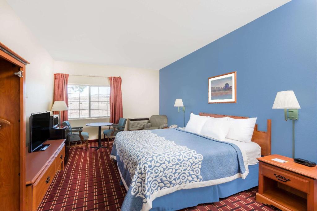 Days Inn & Suites by Wyndham Lordsburg photo