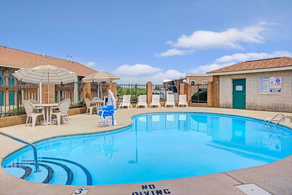 Days Inn By Wyndham Mooresville Lake Norman Photo 1