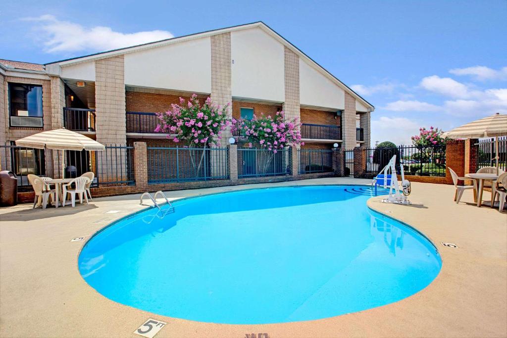 Days Inn By Wyndham Mooresville Lake Norman Photo 7