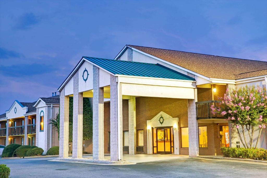 Days Inn By Wyndham Mooresville Lake Norman Photo 8