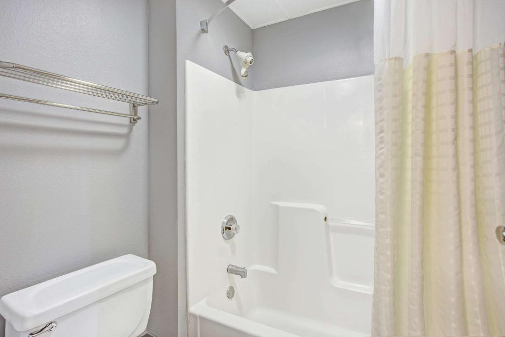 Days Inn by Wyndham Great Lakes - N. Chicago Photo 14