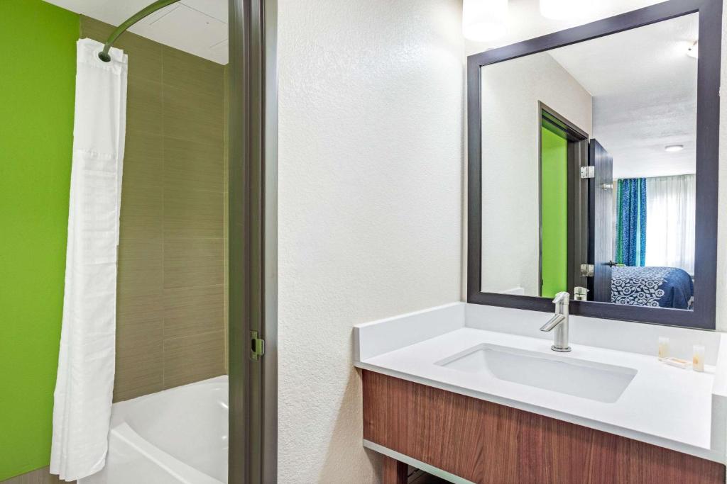 Days Inn By Wyndham North Dallas/farmers Branch Photo 5