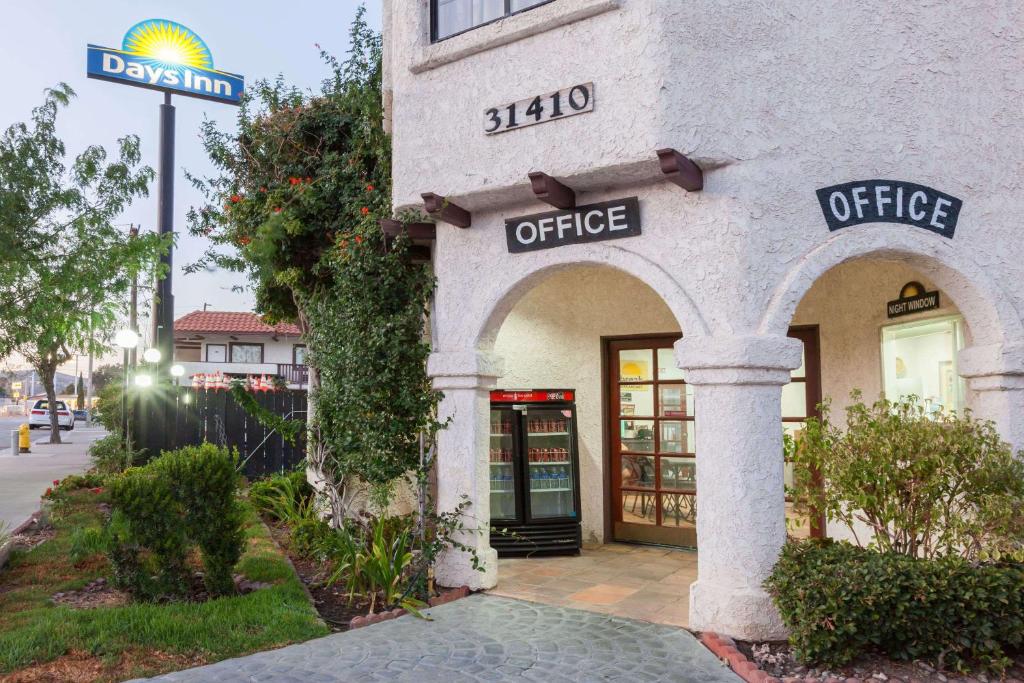 Days Inn by Wyndham Castaic Six Flags Magic Mountain photo