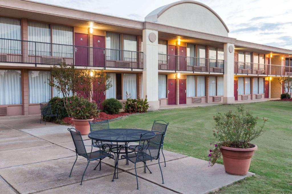 Days Inn by Wyndham Hillsboro TX photo