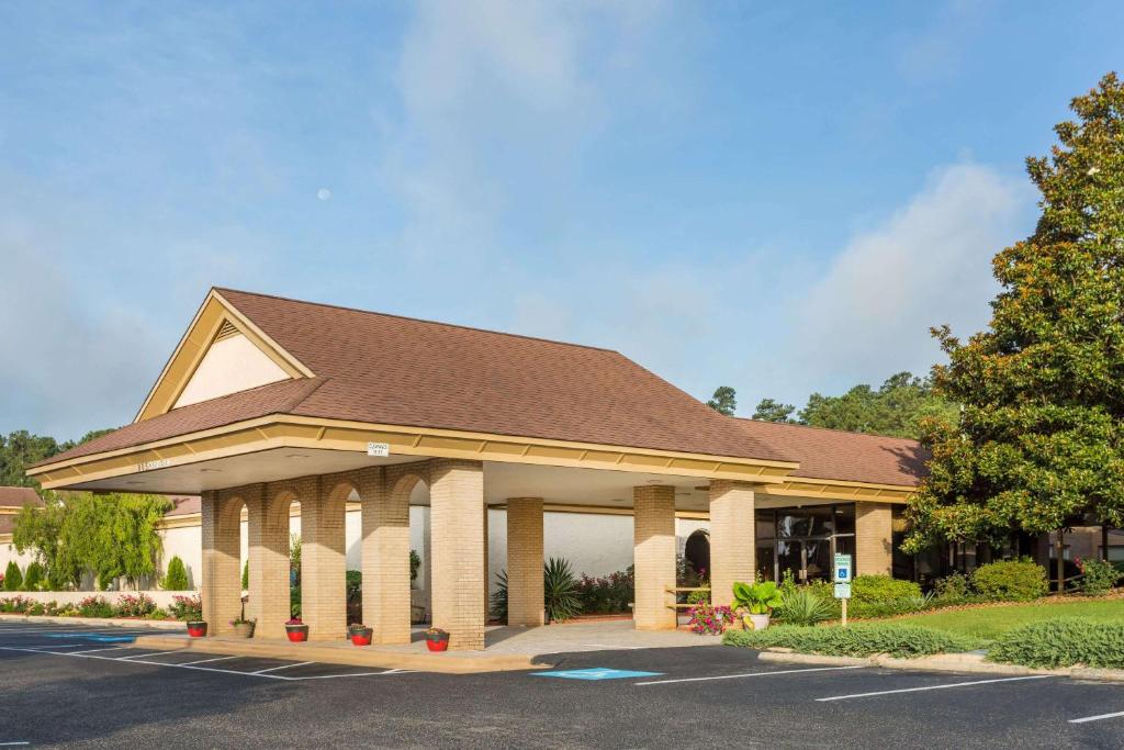 Days Inn & Conf Center by Wyndham Southern Pines Pinehurst, Southern Pines