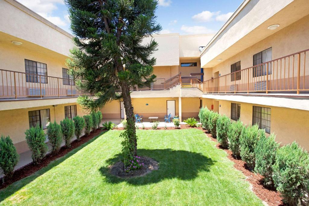 Days Inn & Suites by Wyndham Artesia photo