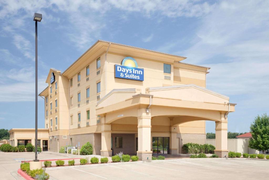 Days Inn & Suites by Wyndham Russellville, Russellville