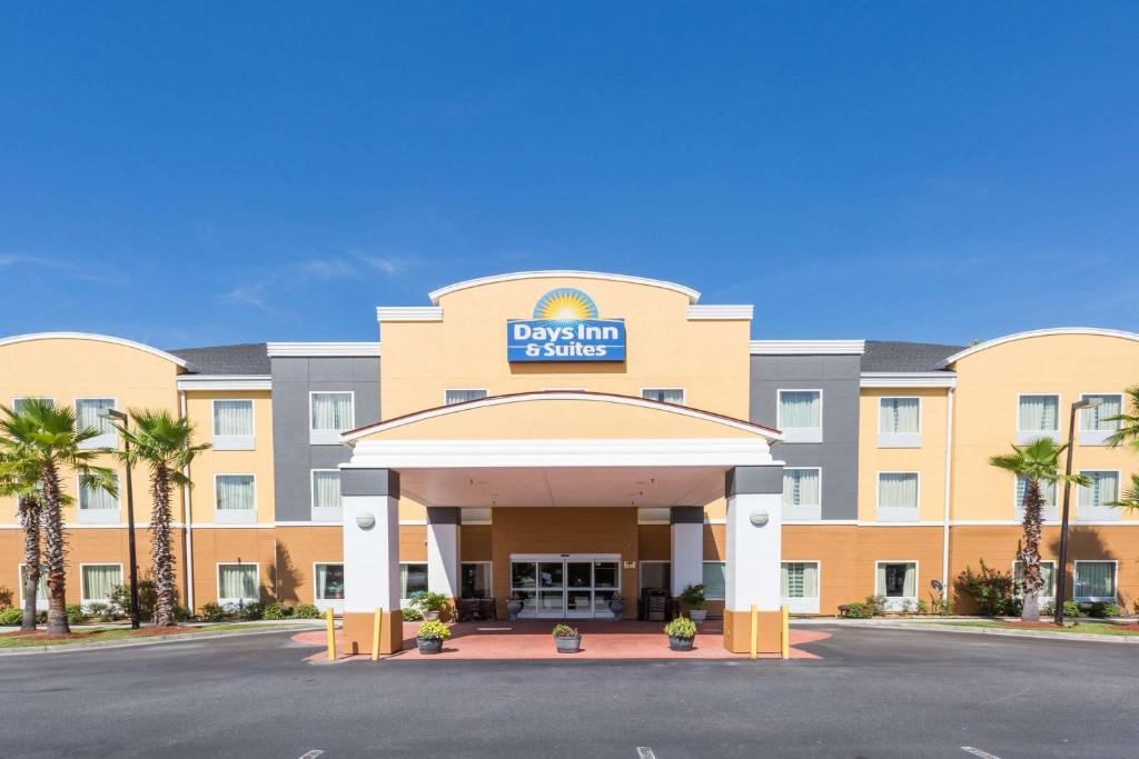 Days Inn & Suites by Wyndham Savannah North I-95 Photo 0