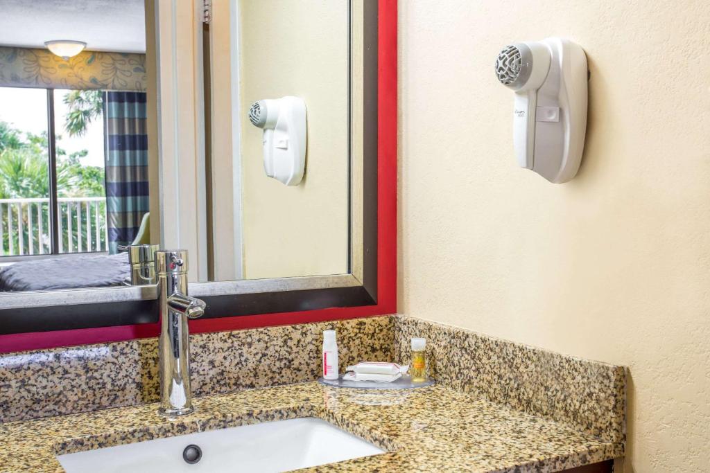 Days Inn By Wyndham Fort Lauderdale Airport Cruise Port Photo 8