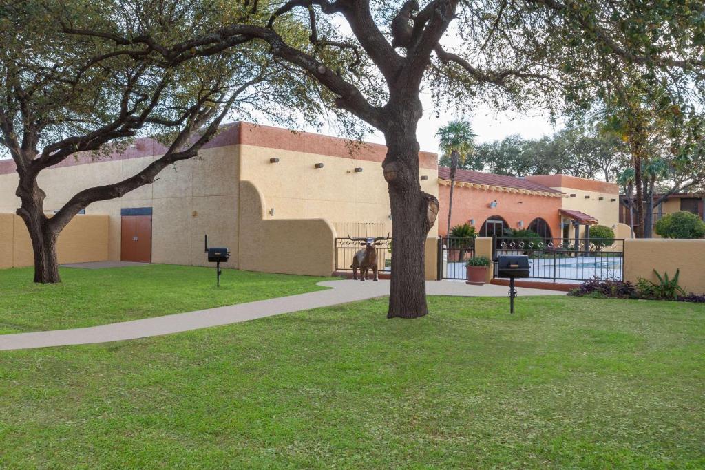 Days Inn by Wyndham Uvalde photo