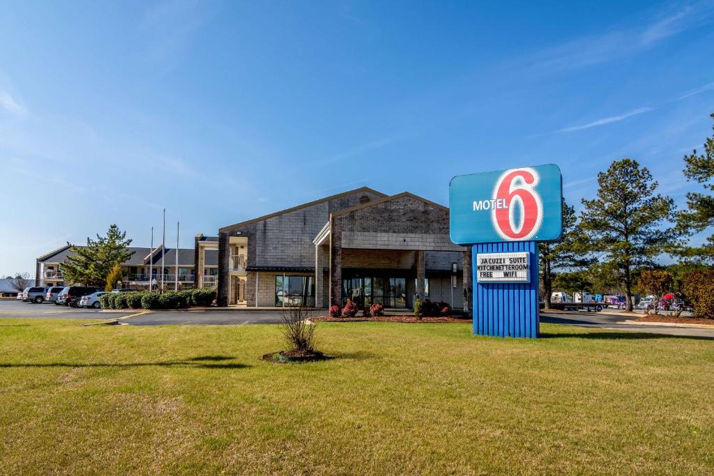 Motel 6-Kenly, Nc - Photo 2 of 27