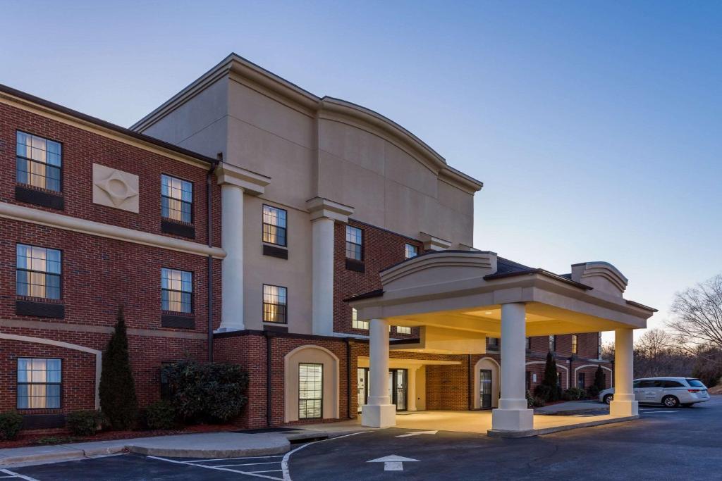 Wingate by Wyndham High Point photo