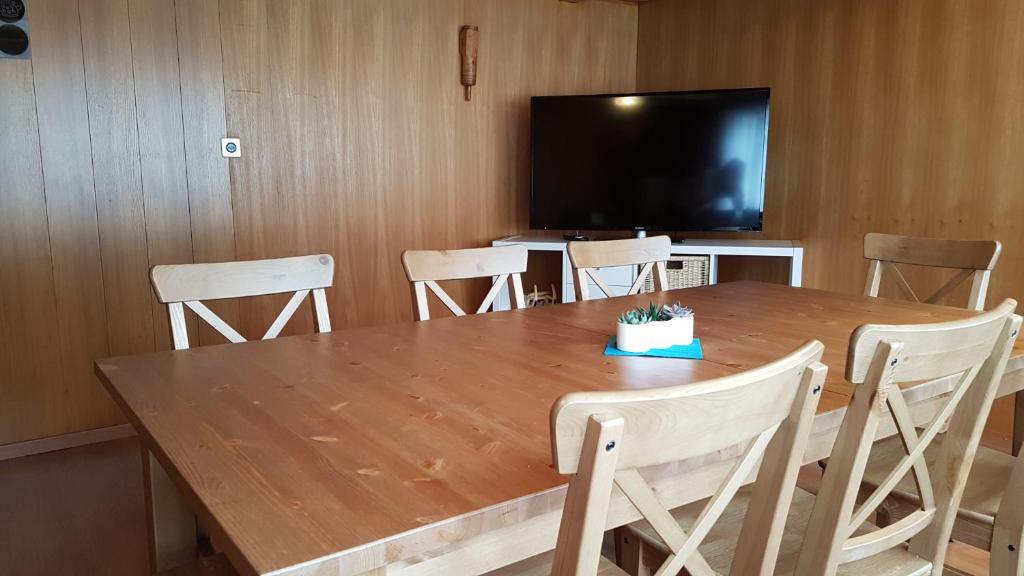 Shared lounge/TV area