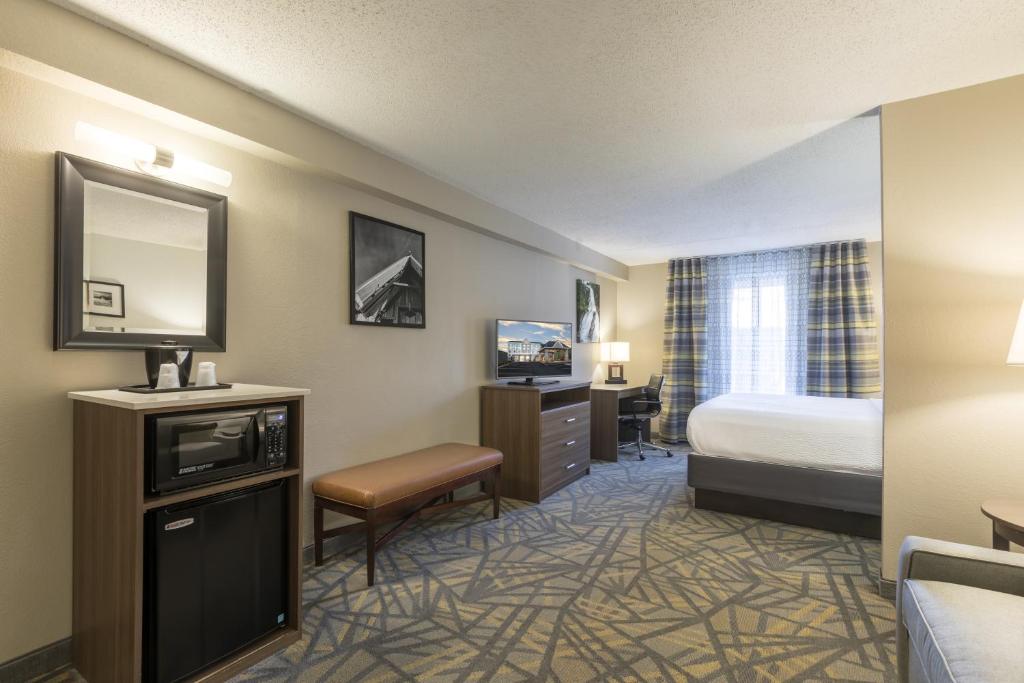 Country Inn & Suites by Radisson, Asheville Downtown Tunnel Road (Biltmore Estate), NC photo