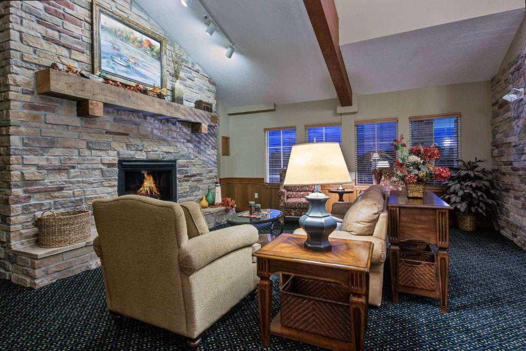AmeriVu Inn and Suites - Waconia photo