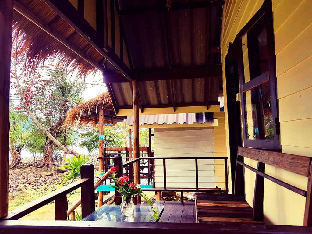 Balcony/terrace, bay yard hut kohchang in Koh Chang