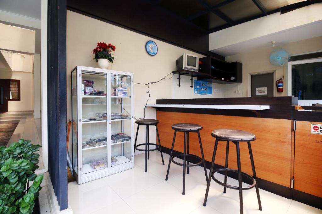 RedDoorz Syariah Plus near Cirebon Super Block Mall 2 photo