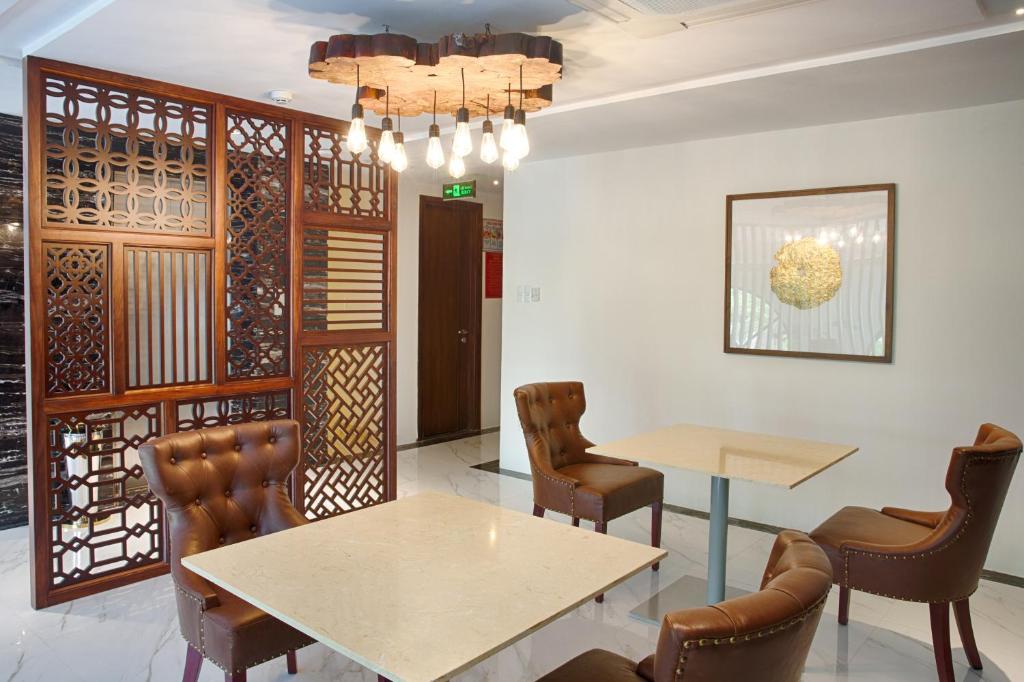 Shared lounge/TV area