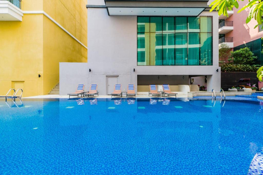 Swimming pool