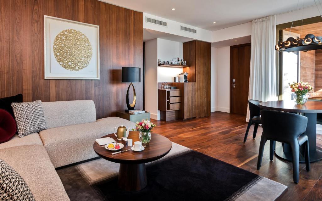 ห้องสปาสวีทสไตล์ร่วมสมัยวิวทะเลสาบ