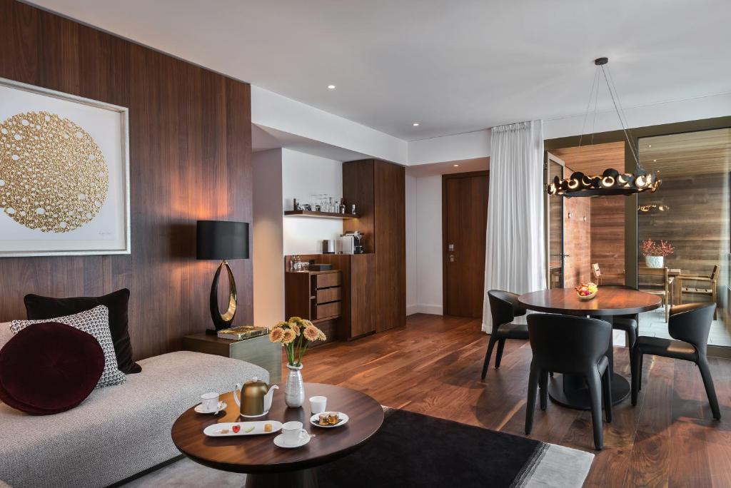 Contemporary Lake View Panorama Suite